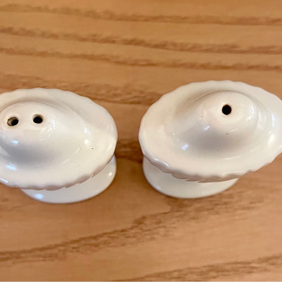 Vintage Franciscan Ware Salt and Pepper Shaker Set - Picture 3 of 6